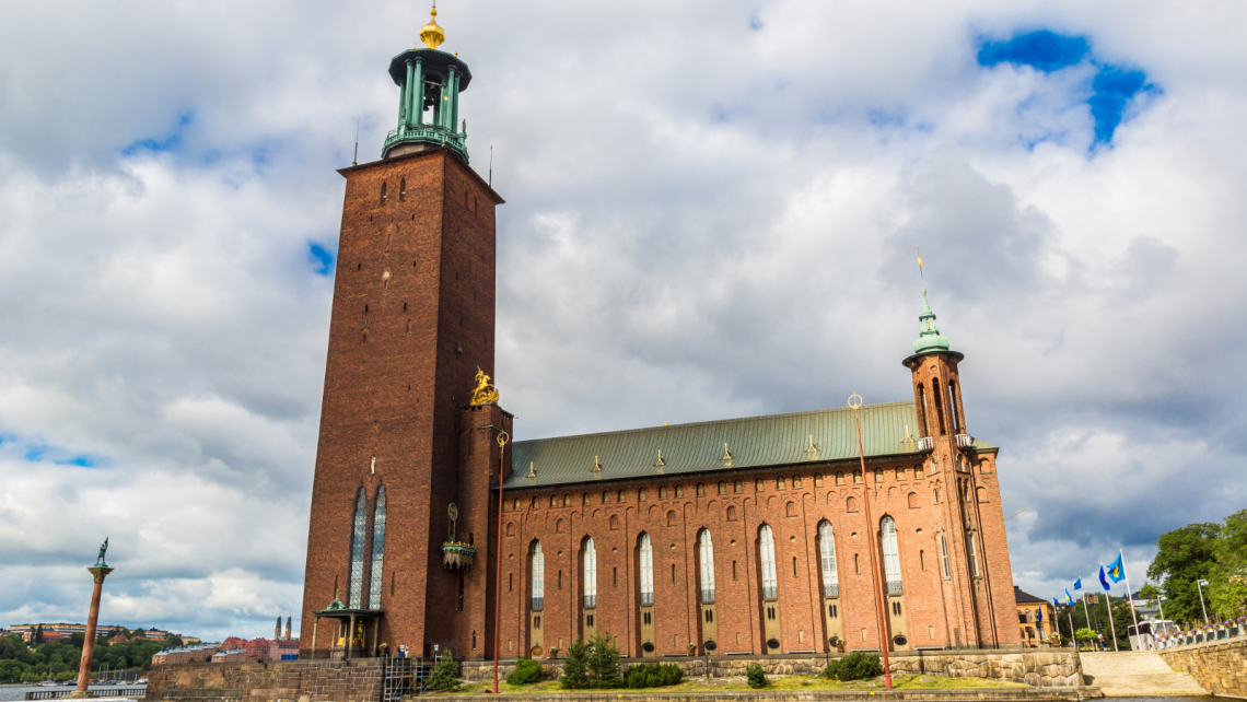 Stadshuset i panorama miasta